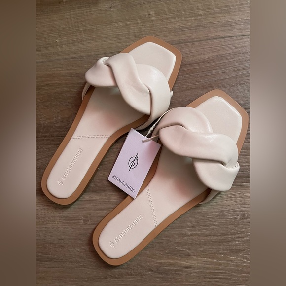 Stradivarius Wide Fit twist strap sandals in beige - Picture 3 of 6